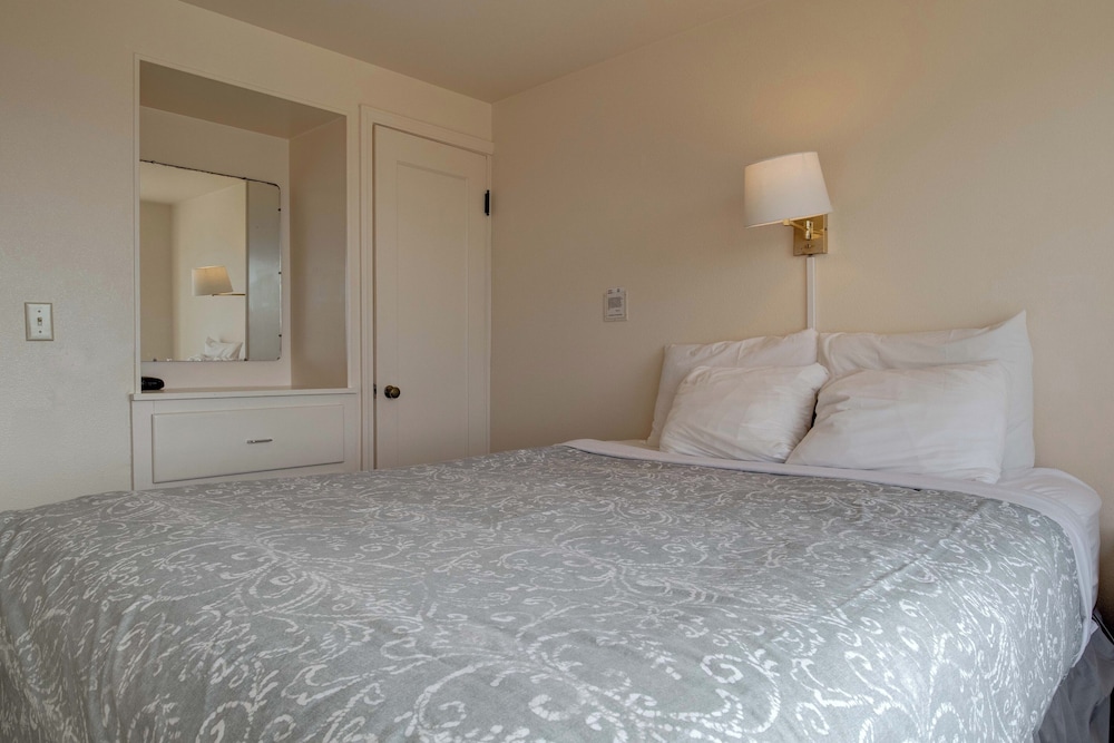 Ester Lee Oceanview Inn - photo 20
