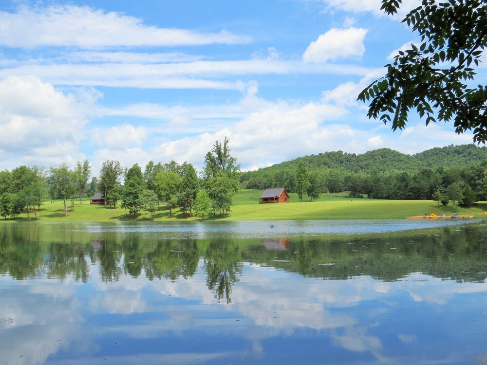 Southern Comfort Lakeside Cabin Resort — hotel in Nellysford