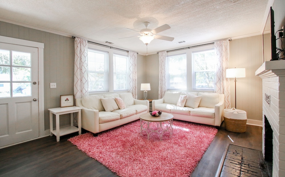 Historic Cottage for 6 Porch swing Pets — 4-Star Luxury Hotel in Richmond Hill, United States
