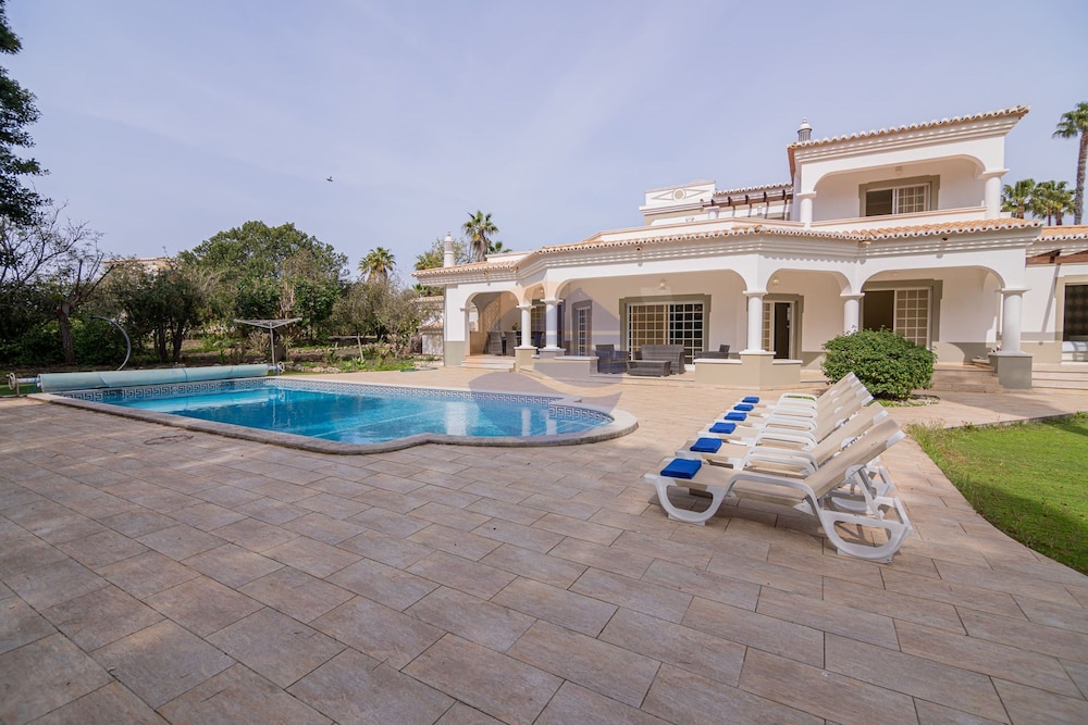 Villa Luxury Suites Heated Outdoor Pool — 4-Star Luxury Hotel in Portimao, Portugal