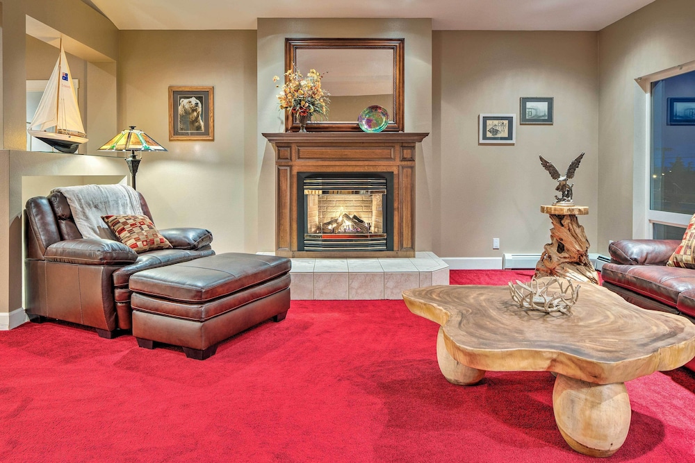 Ketchikan Home Bay Views half Mi to Hiking Trails — 4-Star Luxury Hotel in Ketchikan, United States
