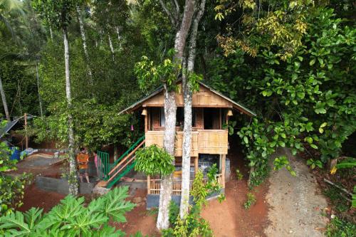 Fab Bamboo Hut with Open Shower in Munnar, India