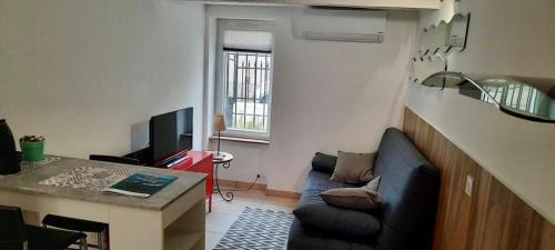 Charmant Studio Avec Terrasse Ombragee - last minute hotel in Unknown City