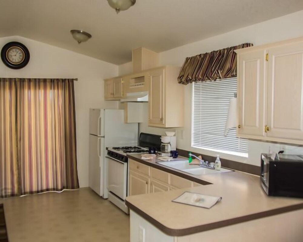 Twentynine Palms RV Resort and Cottages - photo 8