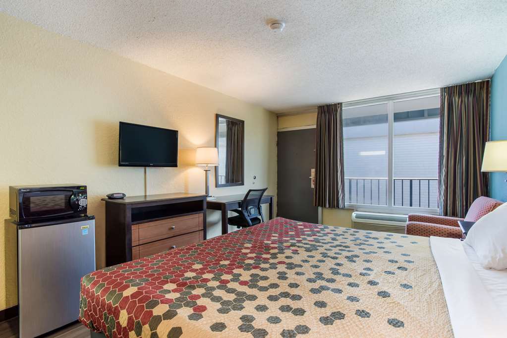 Econo Lodge Gallatin Metro Nashville - photo 11