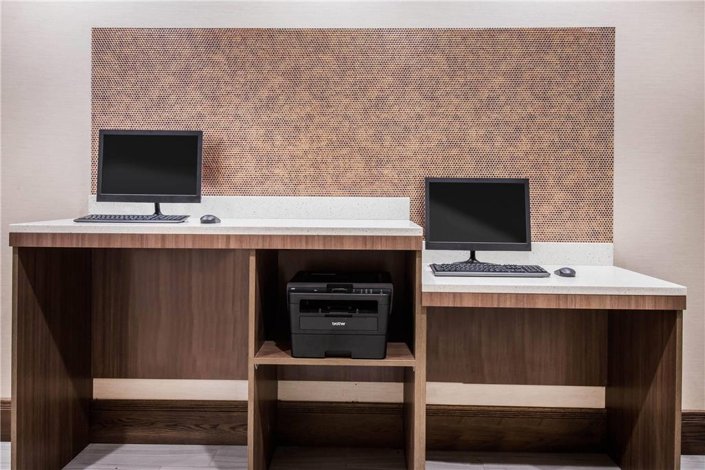 La Quinta Inn & Suites by Wyndham Buffalo Amherst - photo 44