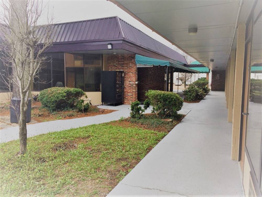 Columbus Inn & Suites - photo 22