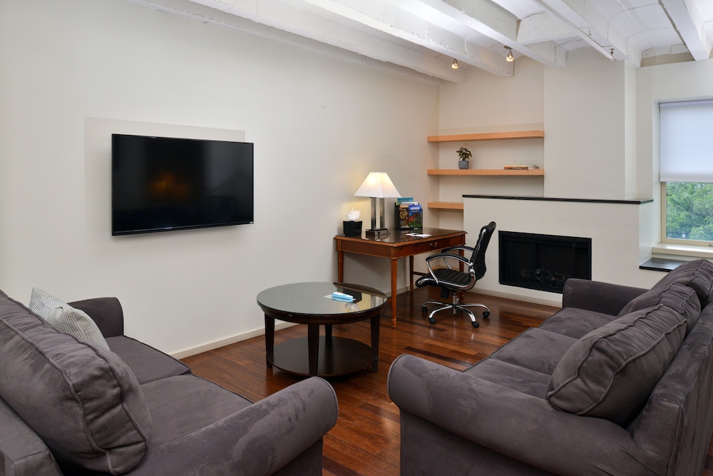 Grand Eastonian Hotel & Suites - photo 18