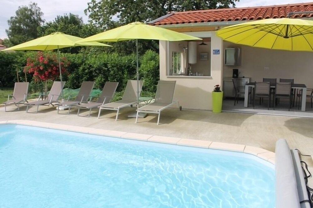 Les Trois Maisons - carbon neutral hotel in Dompierre-Sur-Veyle