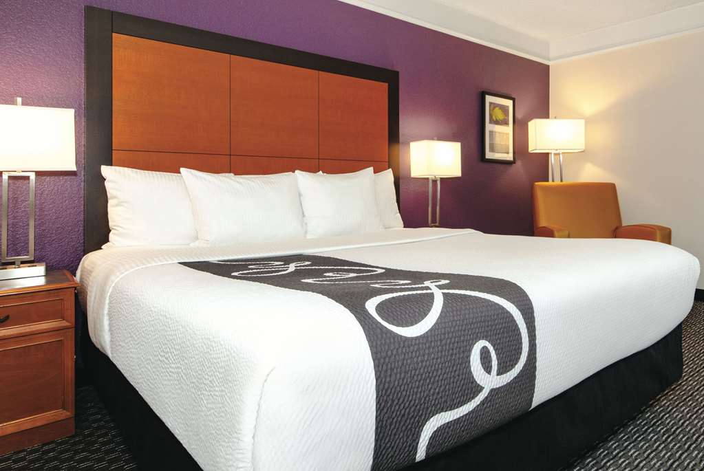 La Quinta Inn & Suites by Wyndham Ontario Airport - photo 28