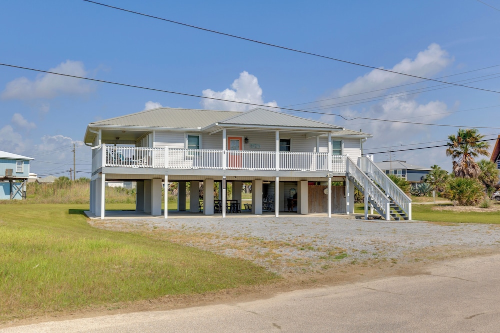 1 Block to Gulf: Dauphin Island Retreat w Views in Dauphin Island, United States