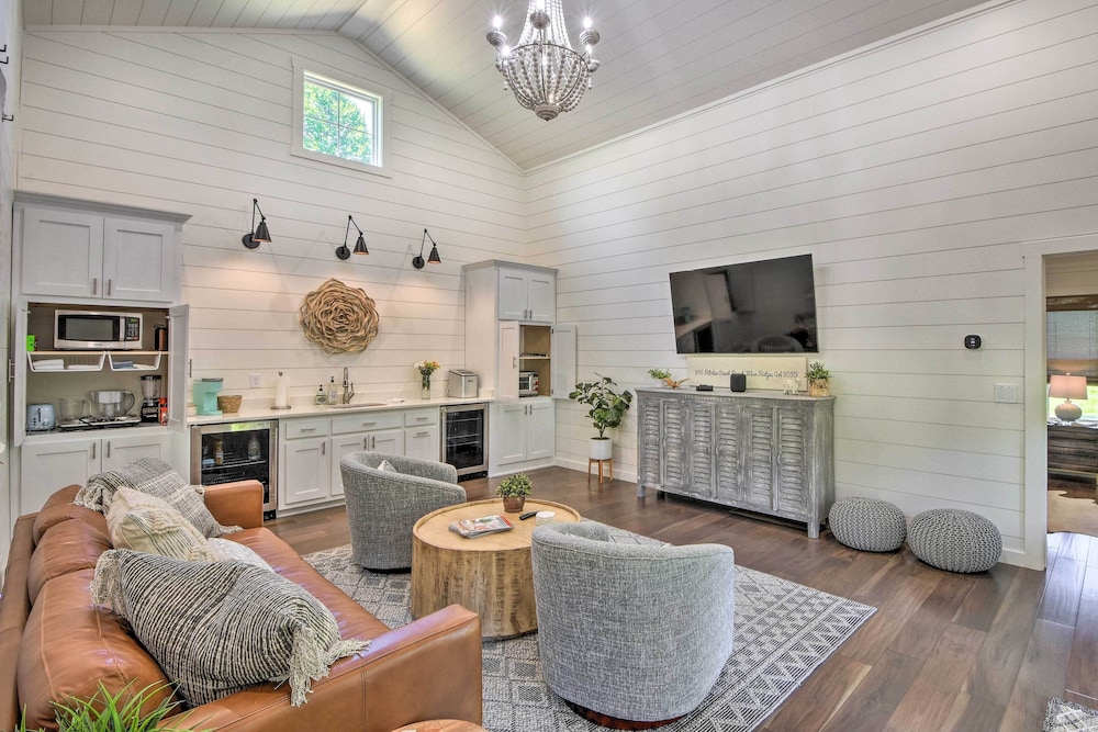 Blue Ridge Cottage Modern Solace in the Mountains — 4-Star Luxury Hotel in Blue Ridge, United States