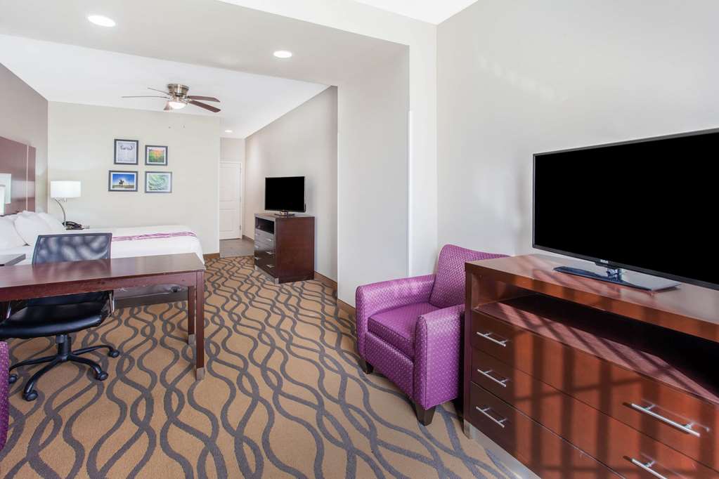 La Quinta Inn & Suites by Wyndham Luling - photo 20