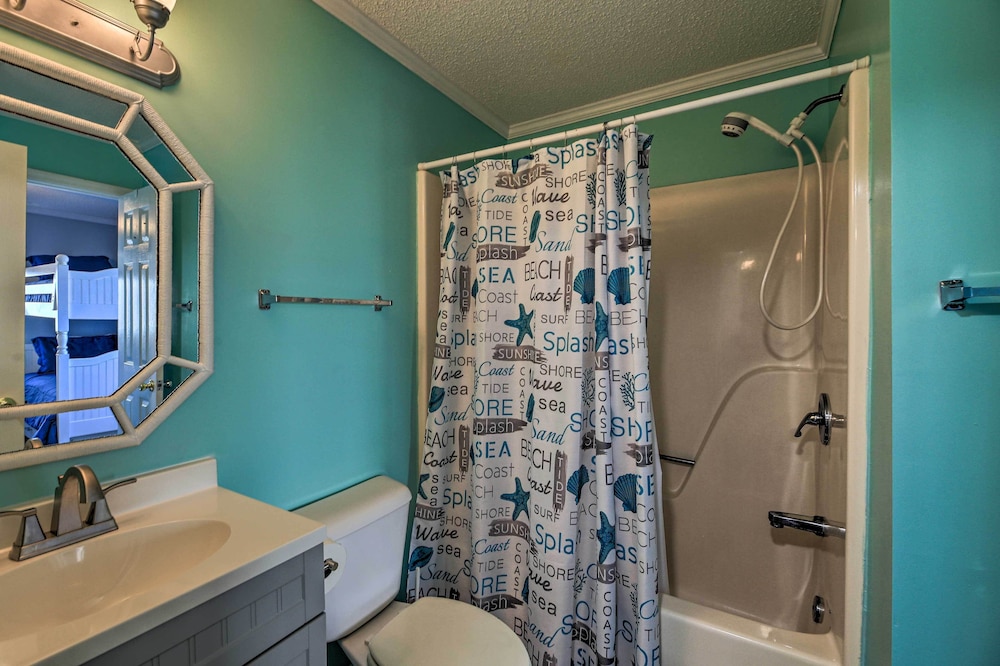 Emerald Isle Resort Style Condo Walk to Beaches - photo 3