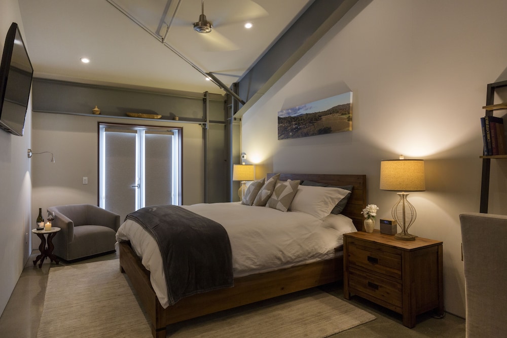 Bed & Barrel at Stonehouse Cellars - photo 6