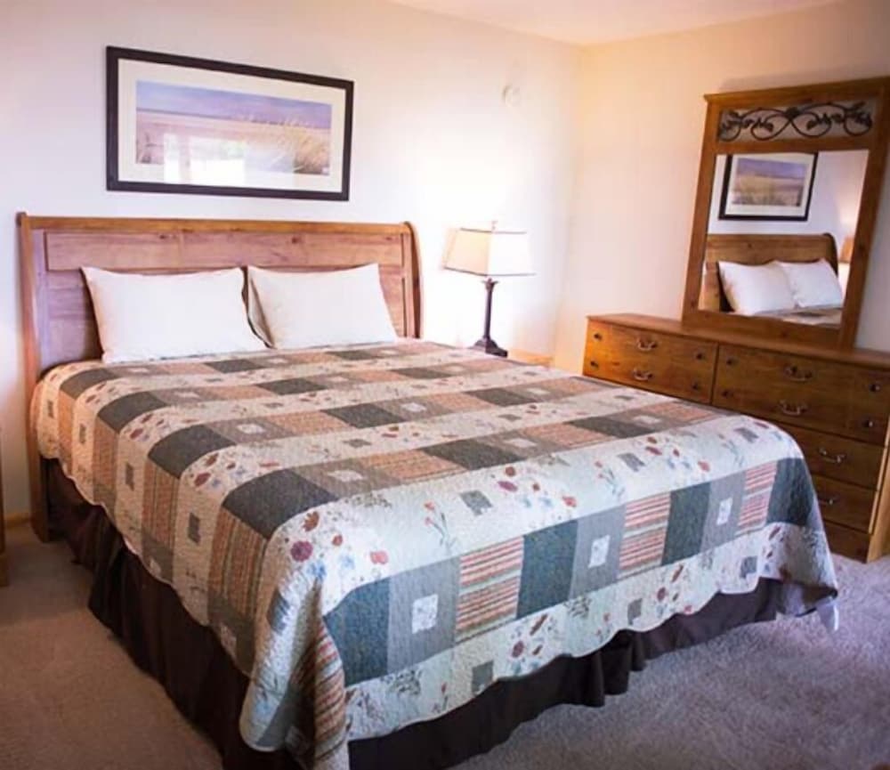 M 22 Inn Suttons Bay - photo 18