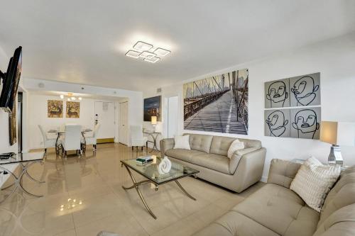 Cozy Ocean View Condo Beach Service 617 — 4-Star Luxury Hotel in Miami Beach, United States