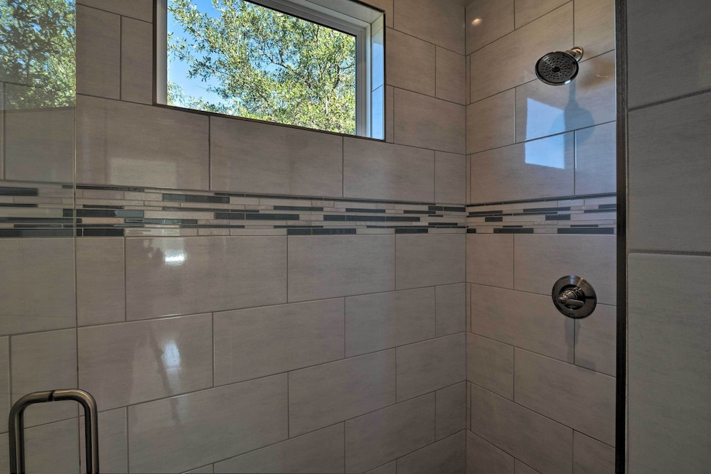 Modern Lake Travis Haven with Resort Amenities - photo 3
