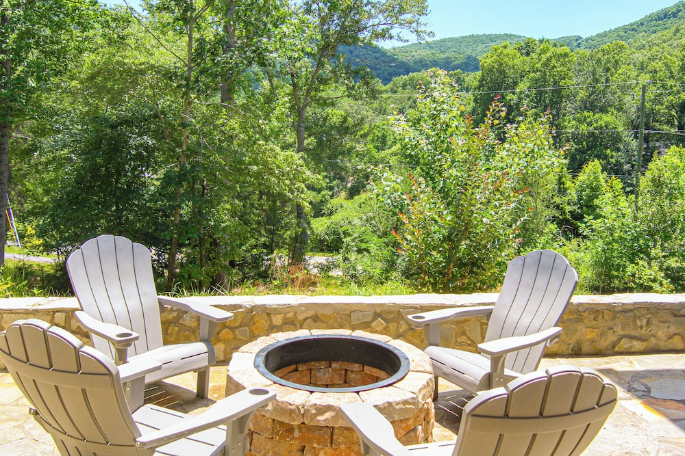 Comfy Asheville Vacation Rental with Hot Tub — 4-Star Luxury Hotel in Asheville, United States