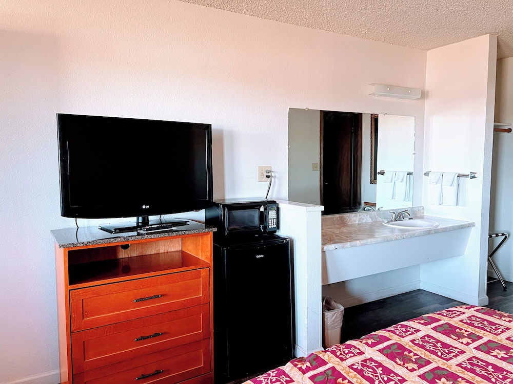 Oasis Inn & Suites - photo 13
