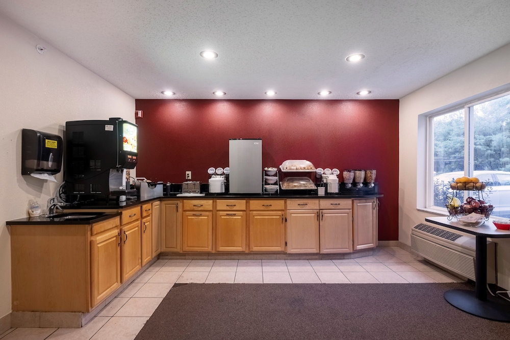 Red Roof Inn Clifton Park - photo 38