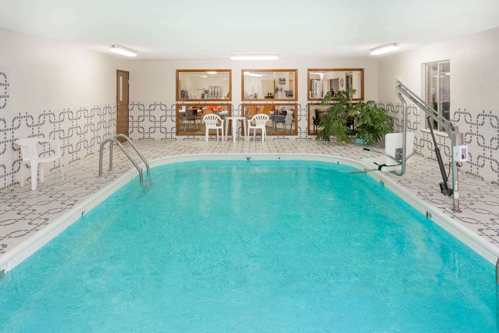 Super 8 by Wyndham Pekin Peoria Area - photo 3