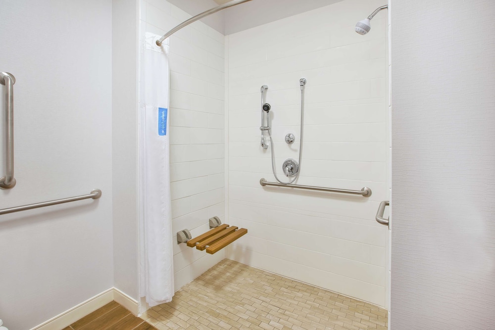 Hampton Inn & Suites Oakwood Village Cleveland - photo 16