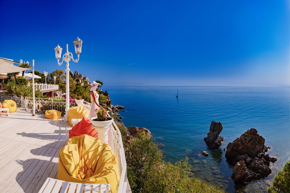 Hotel Kalura — Cefalu