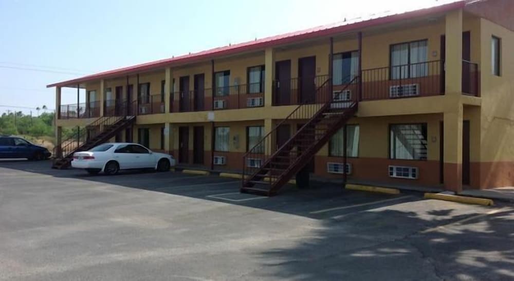 Deluxe Inn Airport - photo 19
