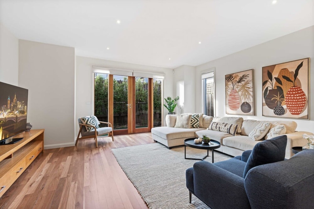 Chic 2 Bed Home By Bustling Shops — 4-Star Luxury Hotel in Yarraville, Australia