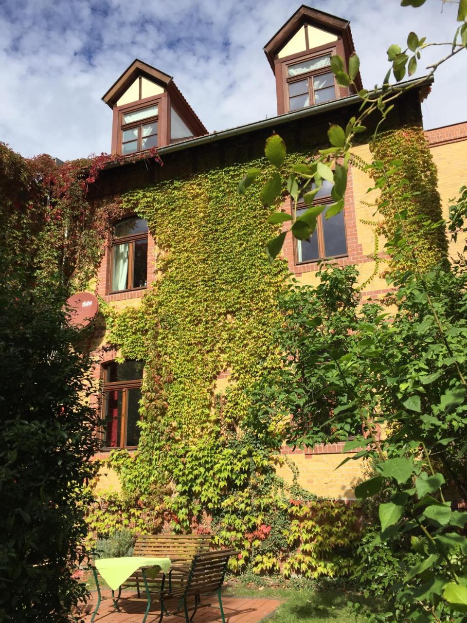 Ferienwohnung Huttenstraße Halle — 4-Star Luxury Hotel in Halle, Germany