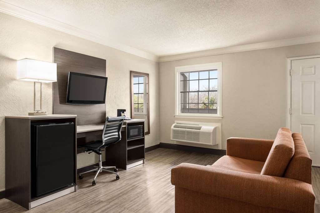 La Quinta Inn by Wyndham San Antonio Lackland - photo 51