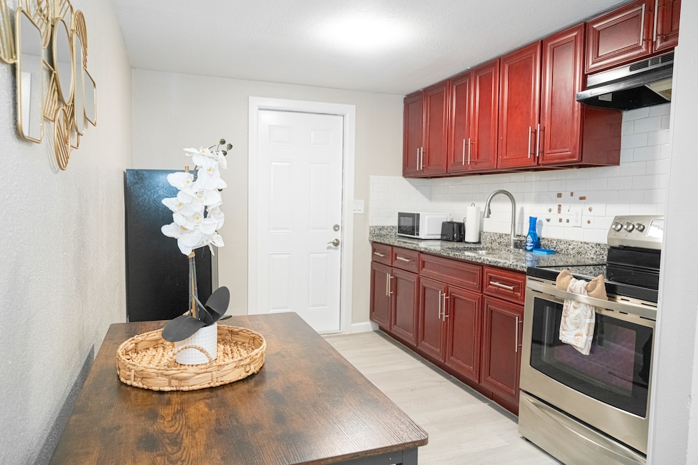 University Serenity Suites 15th - photo 4