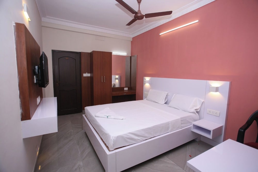 Capital O 69811 Golden Tower — Chennai