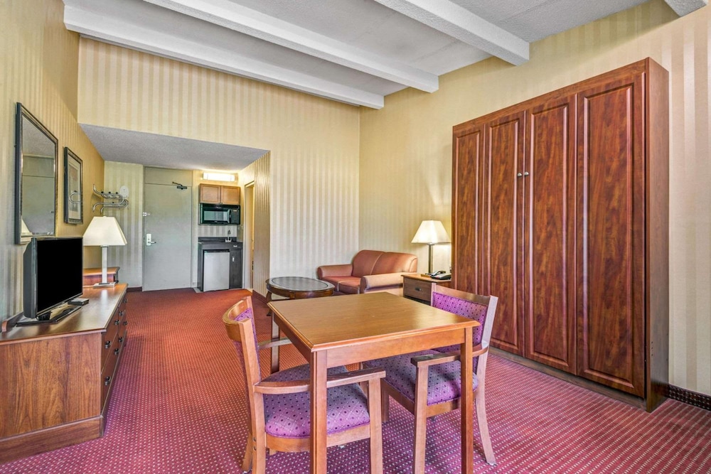 HomeSpring Inn & Studios - photo 8