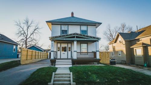 The Craftsman House 3 min to DT & Falls Park — 4-Star Luxury Hotel in Sioux Falls, United States