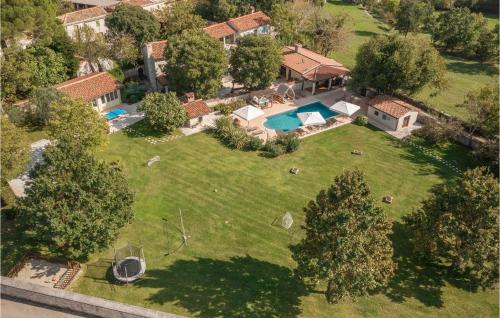Stunning Home In Tinjan With Sauna — 5-Star Luxury Hotel in Tinjan, Croatia