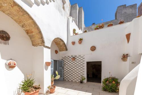 10 Minuti dalla Spiaggia Villa Storica Comfort — 4-Star Luxury Hotel in Ugento, Italy