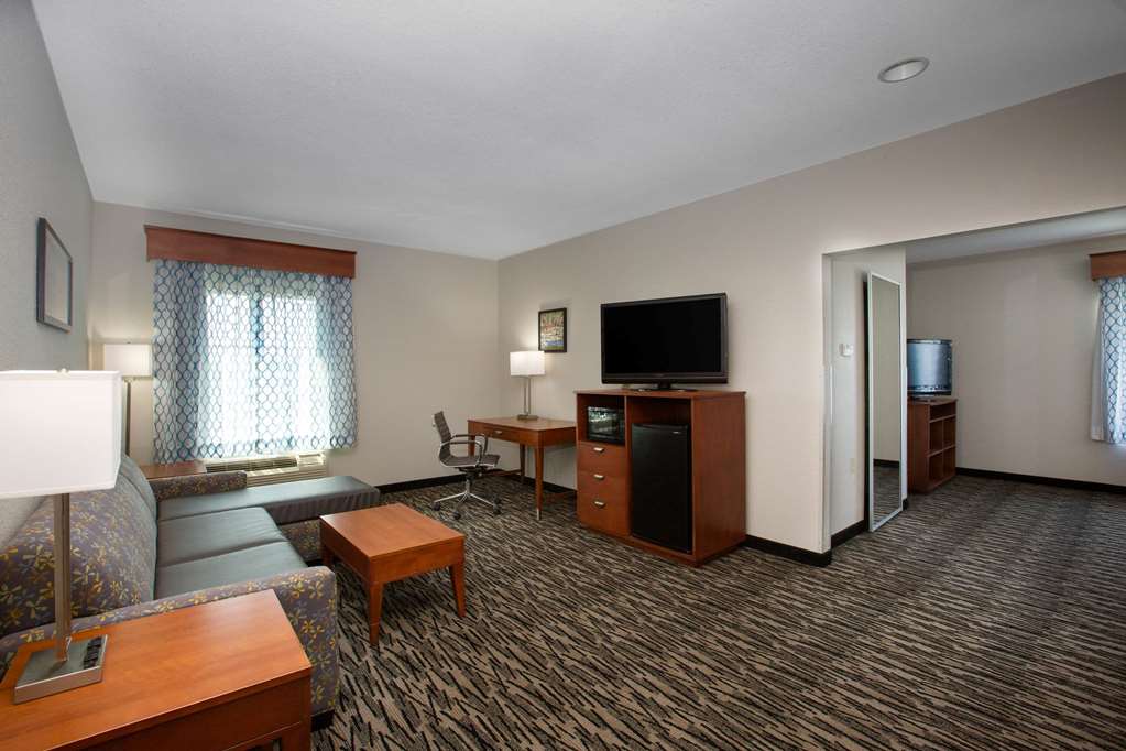 La Quinta Inn & Suites by Wyndham Tupelo - photo 26