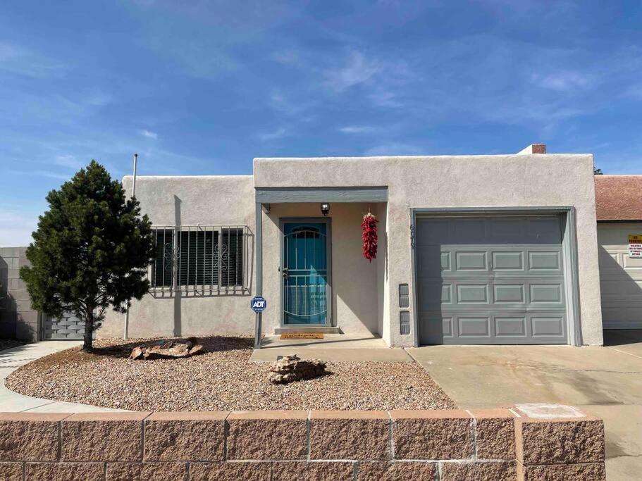 Comfy Contemporary Quiet Retreat Vacation Home with Views — 4-Star Luxury Hotel in Albuquerque, United States
