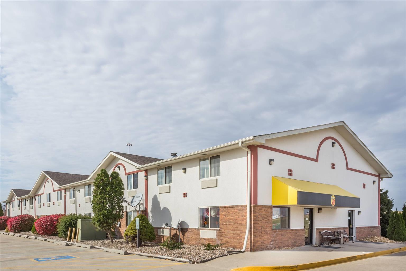 Super 8 by Wyndham Pontiac — hotel in Pontiac