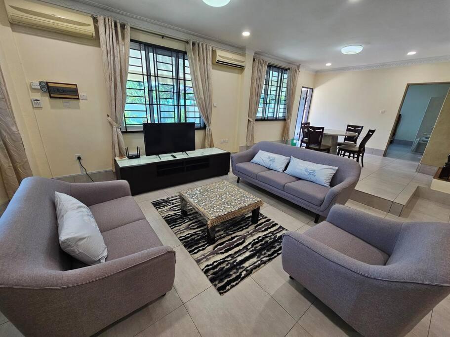 Kuching Luxury Home Landed House 10pax — 4-Star Luxury Hotel in Kuching, Malaysia