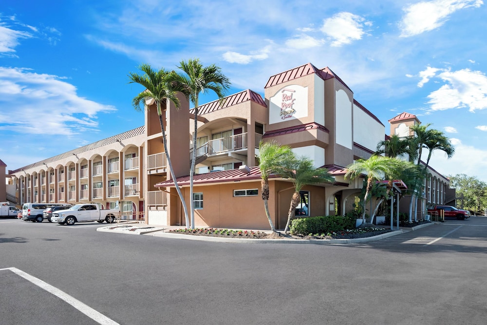 Red Roof Inn PLUS & Suites Naples Downtown 5th Ave S - carbon neutral hotel in Naples