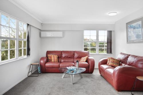 Sunlit Glow Home with Parking and Air con — 4-Star Luxury Hotel in Auckland, New Zealand