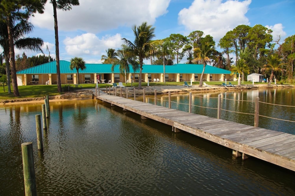 Lake Grassy Inn & Suites - photo 24