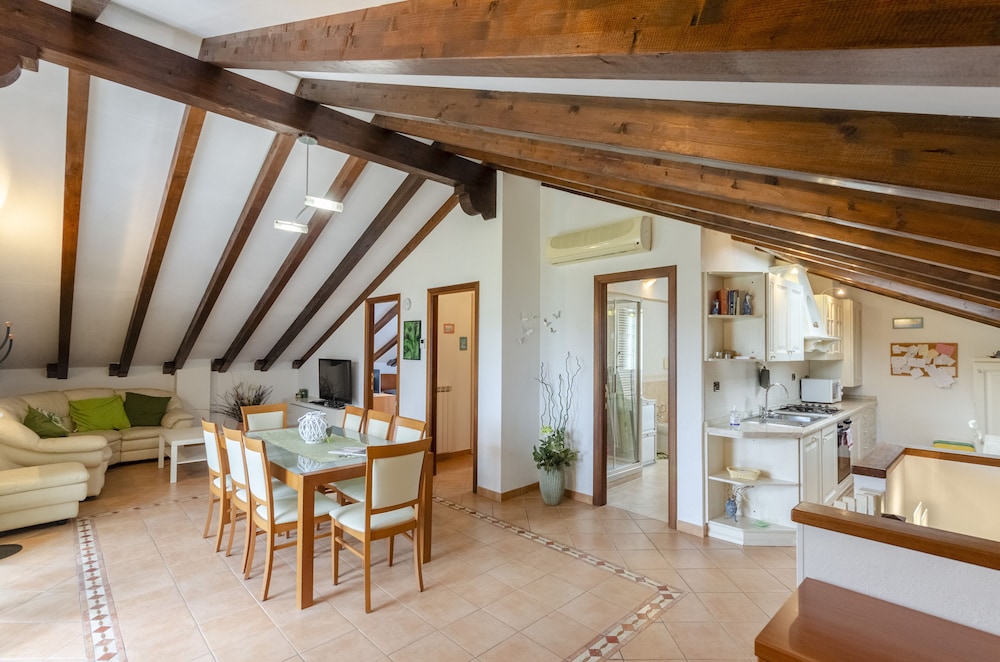 Ca du Pescou Rapallo Charming 2 Bedroom Apartment with Stunning Hill Views Overlooking the Greenery Welcome Kit Priority with Prosecco — 4-Star Luxury Hotel in Rapallo, Italy