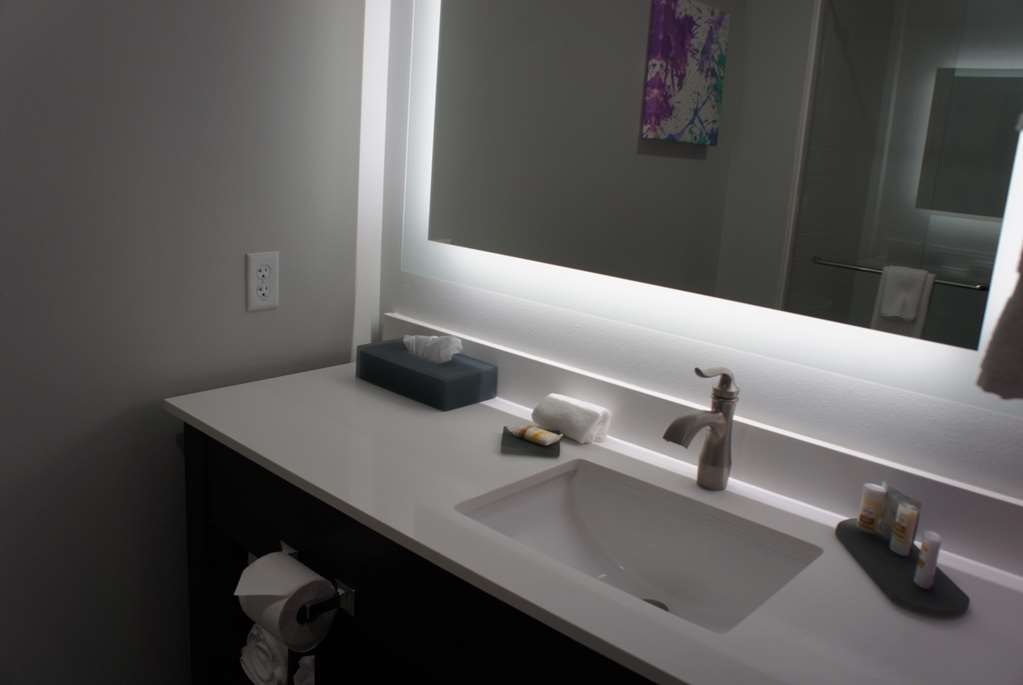 La Quinta Inn & Suites by Wyndham Lafayette Oil Center - photo 11