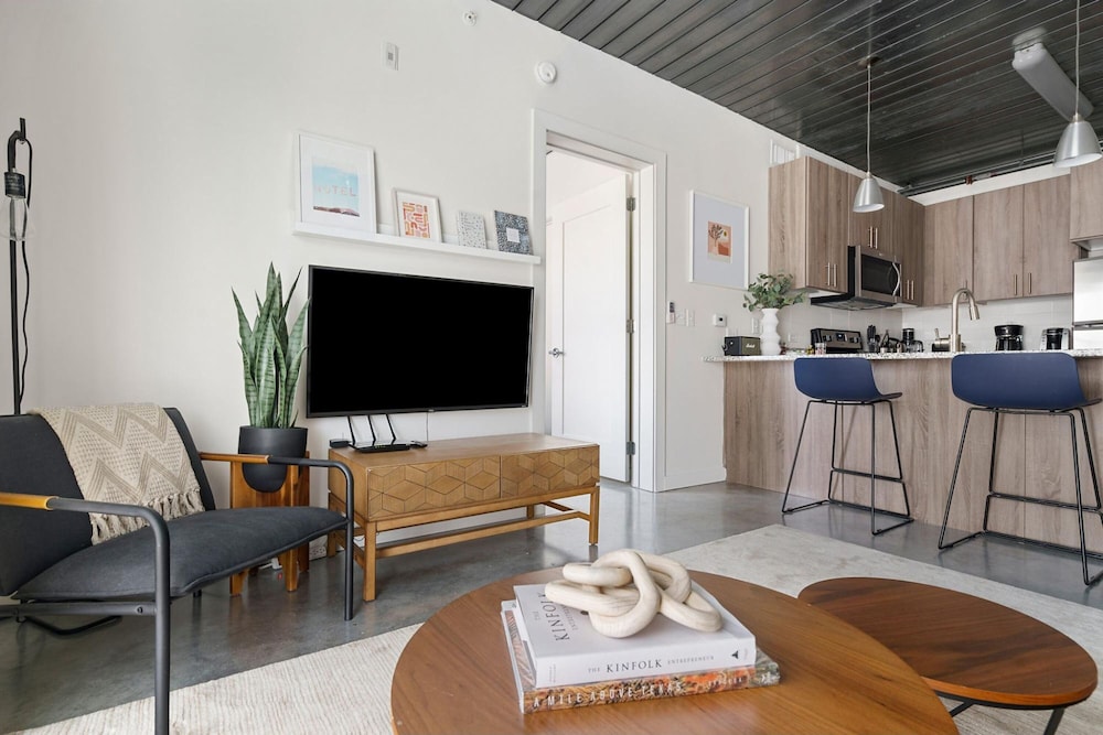 Mid Main Lofts 6424 Cool Designer 1BR Loft Midtown Houston - photo 17
