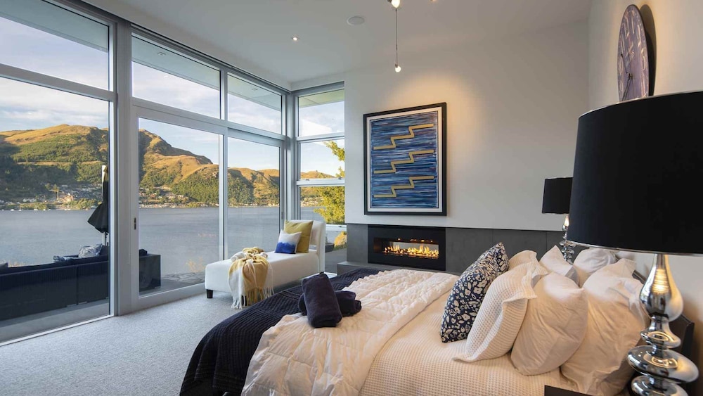 Supreme Lakefront Luxury Villa — 4-Star Luxury Hotel in Queenstown, New Zealand