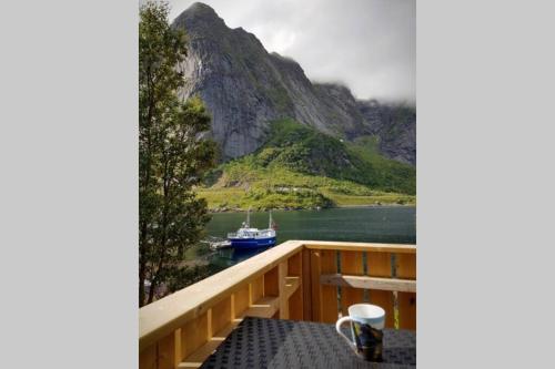 Cozy House By The Fjord In The Heart Of Lofoten — 4-Star Luxury Hotel in Reine, Norway